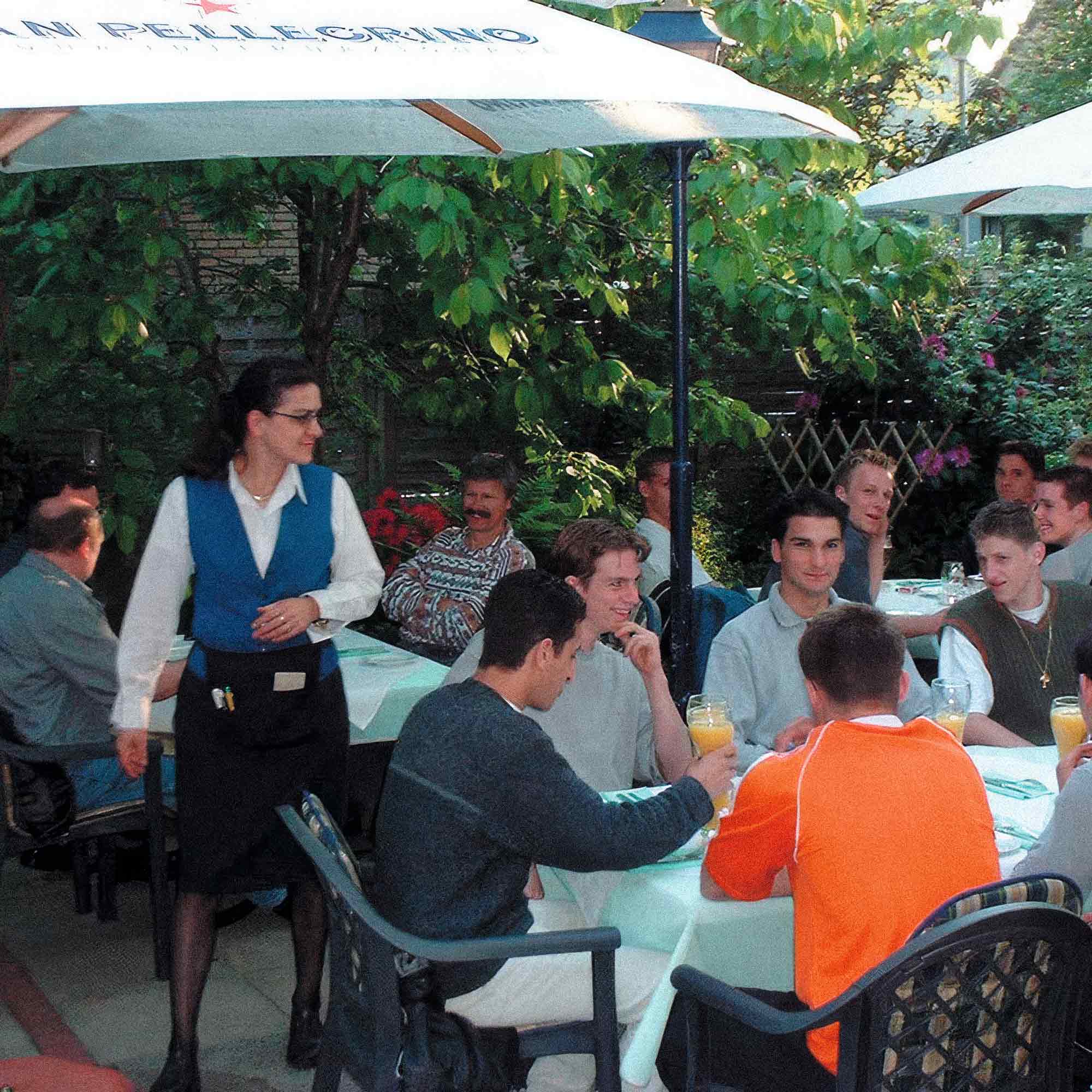 NOW Commons: Biergarten »Ristorante San Giorgio«, Heidewaldstraße Gütersloh (2001) NOW Commons: Biergarten »Ristorante San Giorgio«, Heidewaldstraße Gütersloh (2001)
