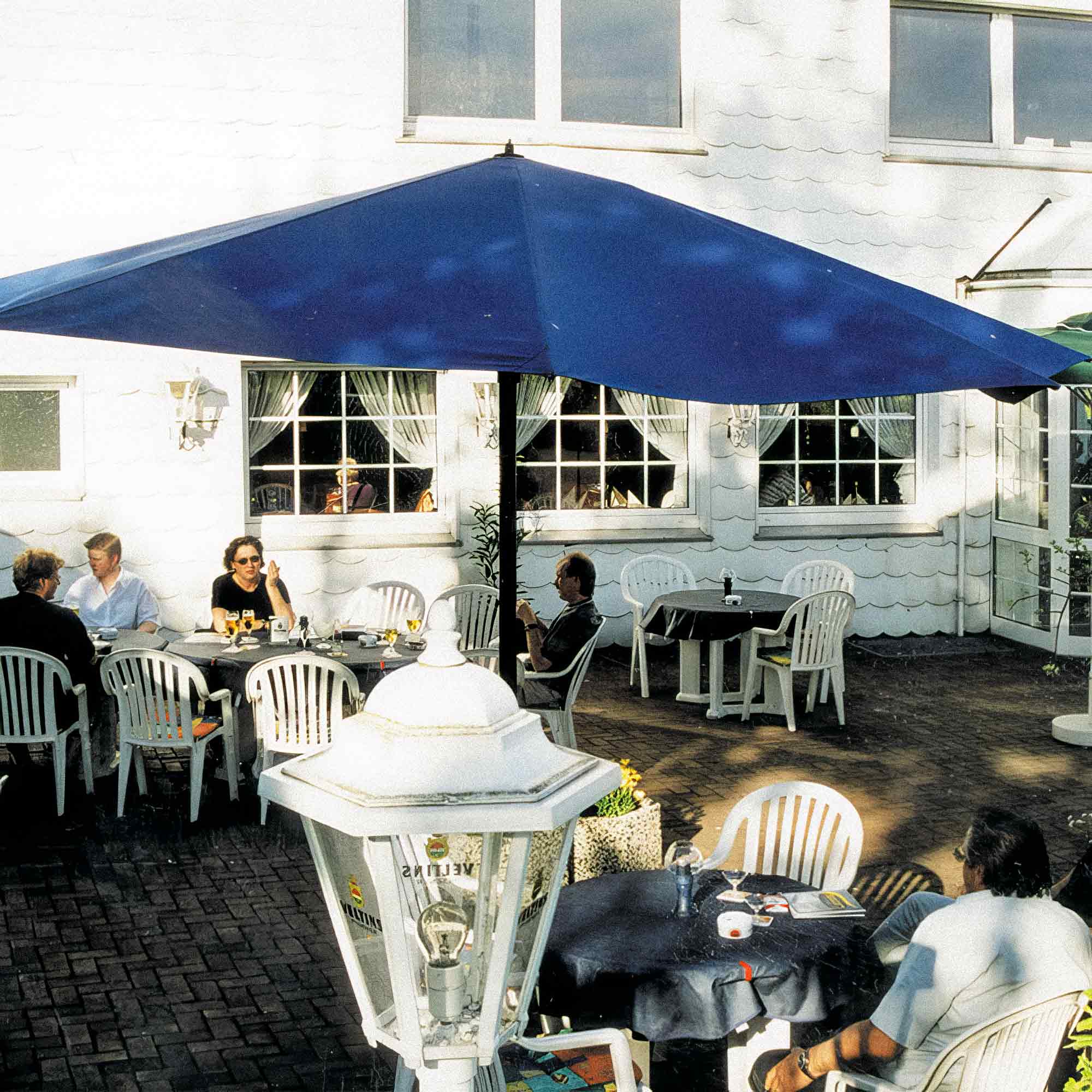 NOW Commons: Biergarten »Restaurant Leonie«, Schloß Holte Liemke (2001) NOW Commons: Biergarten »Restaurant Leonie«, Schloß Holte Liemke (2001)