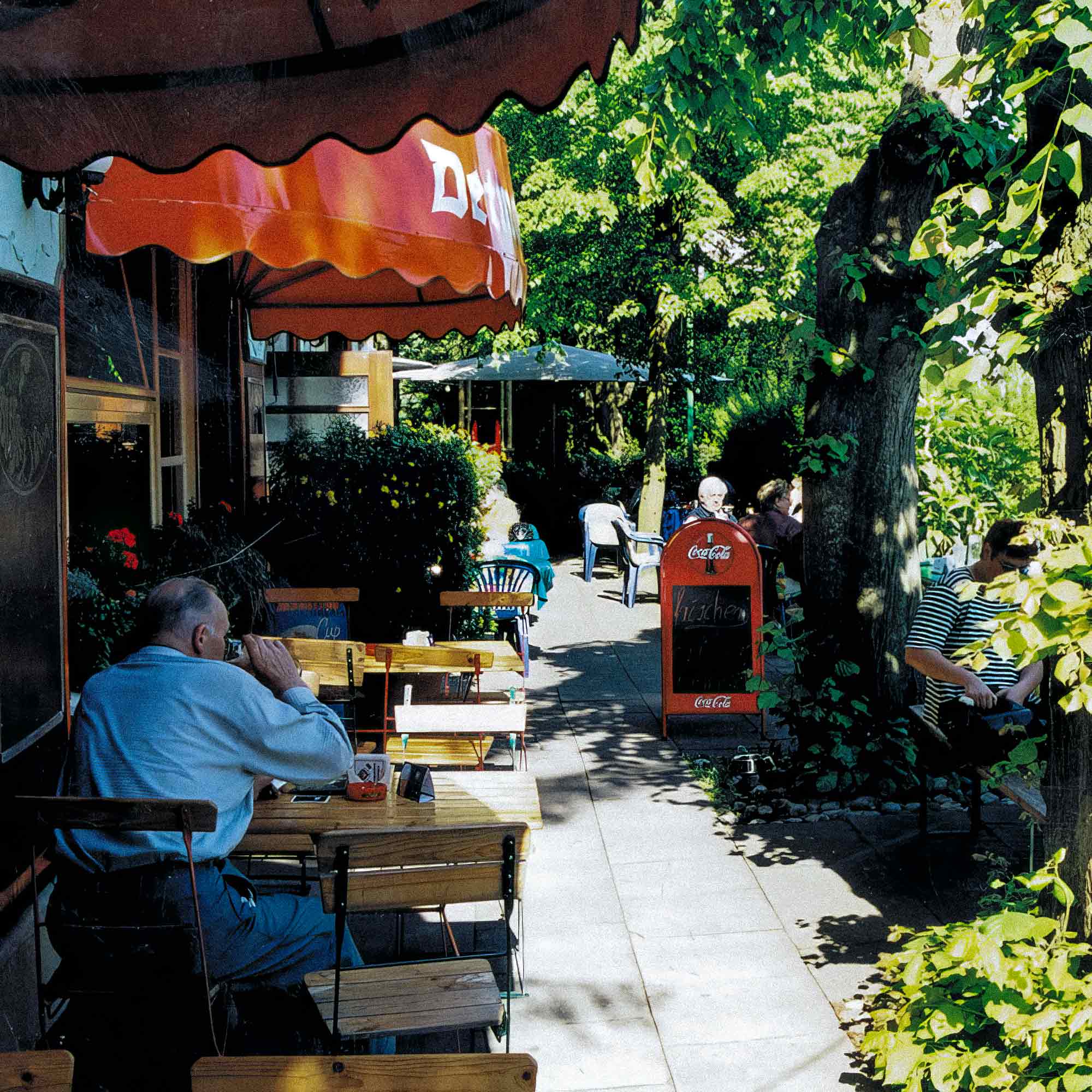 NOW Commons: Biergarten »Bistro Le Coq«, Verl Kaunitz (2001) NOW Commons: Biergarten »Bistro Le Coq«, Verl Kaunitz (2001)