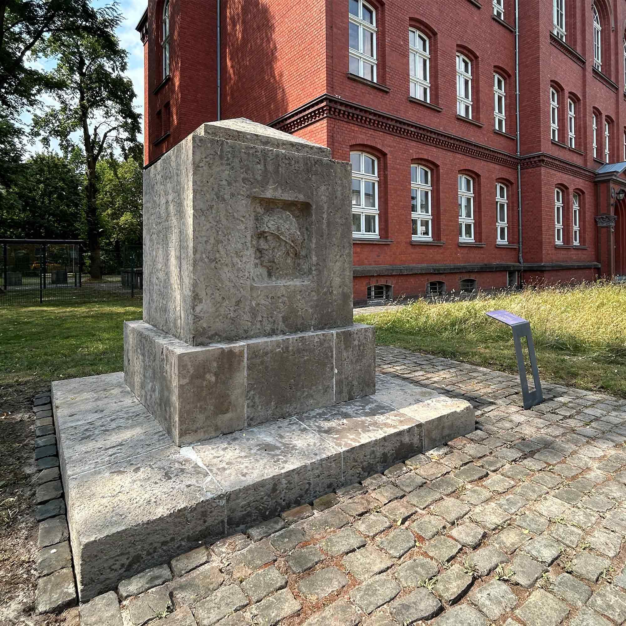 Historischer Gedenkstein an der Volkshochschule Gütersloh gereinigt Historischer Gedenkstein an der Volkshochschule Gütersloh gereinigt