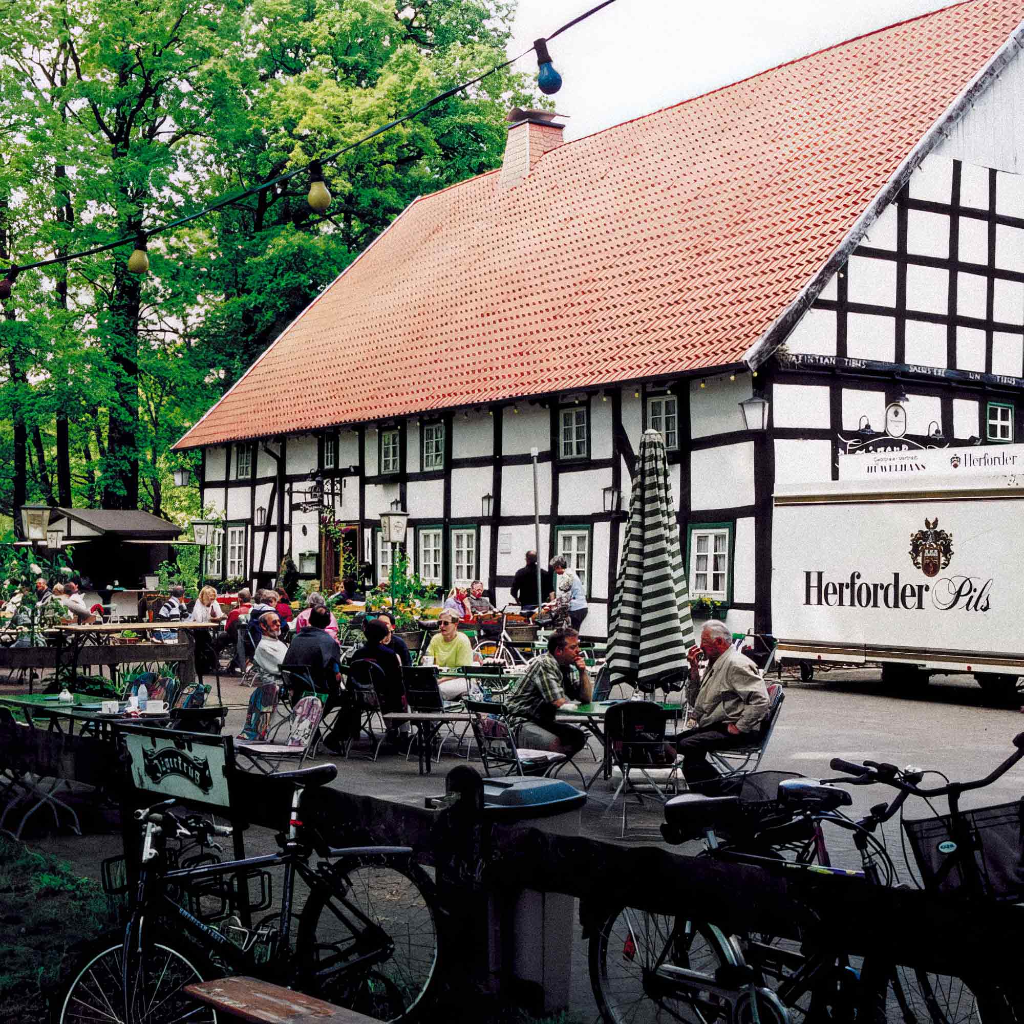 NOW Commons: Biergarten »Jägerkrug« Schloß Holte Stukenbrock (2001) NOW Commons: Biergarten »Jägerkrug« Schloß Holte Stukenbrock (2001)
