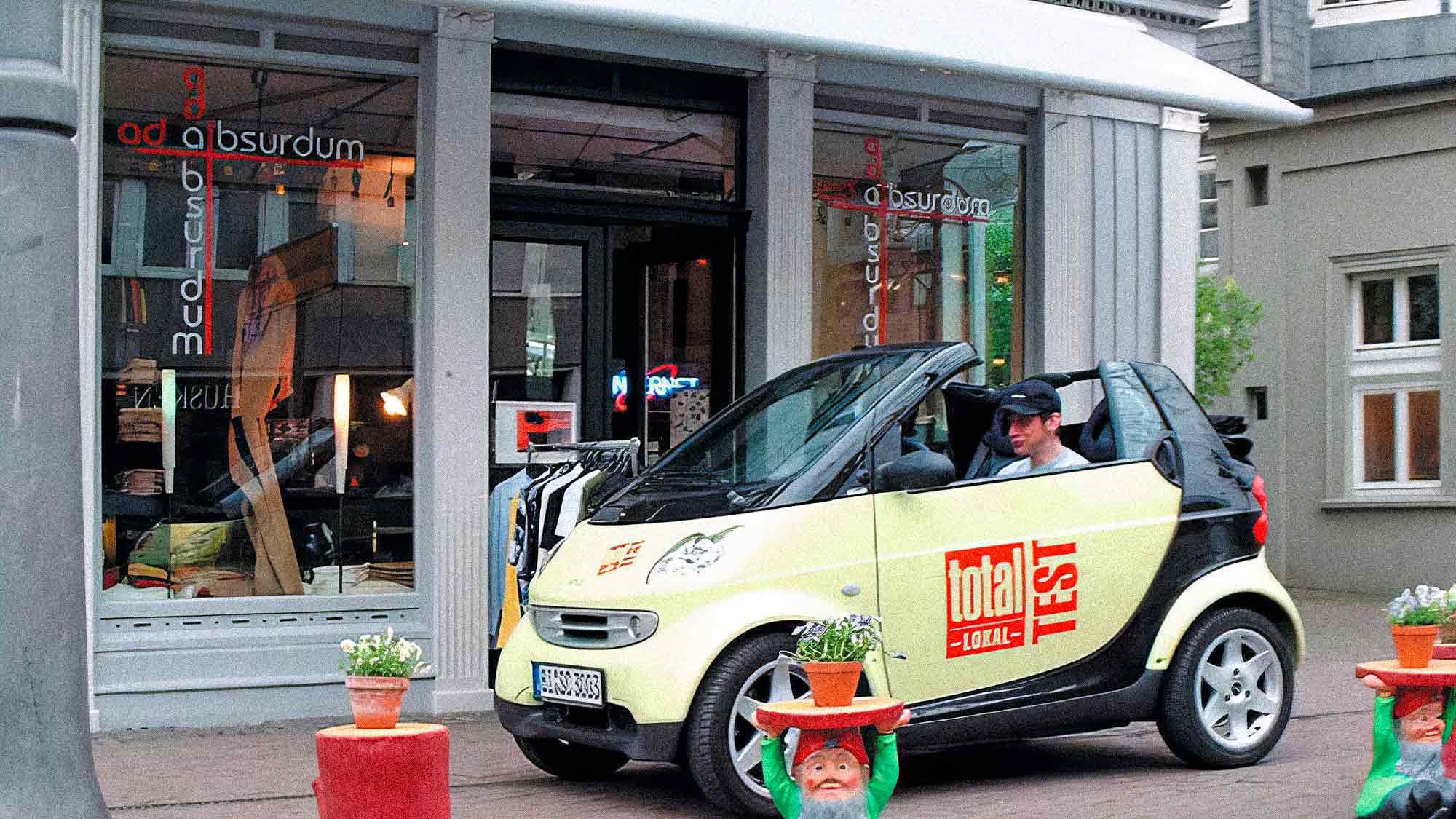 NOW Commons: »smart«, Modegeschäft »ad absurdum«, Obere Berliner Straße Gütersloh (2001)