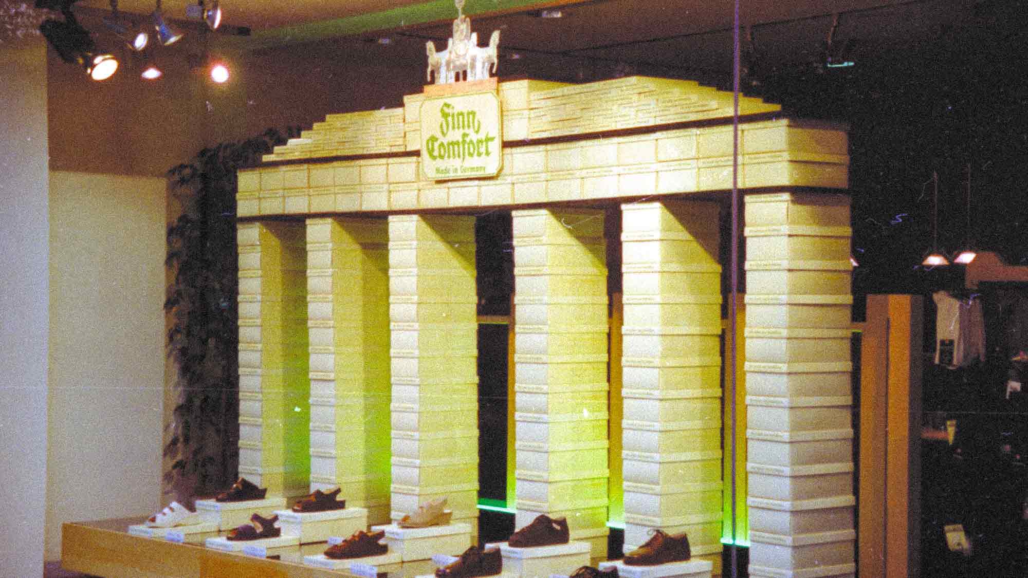KWS History: Stadtgeschichte Gütersloh – preisgekröntes Schaufenster am Dreiecksplatz (2001) KWS History: Stadtgeschichte Gütersloh – preisgekröntes Schaufenster am Dreiecksplatz (2001)
