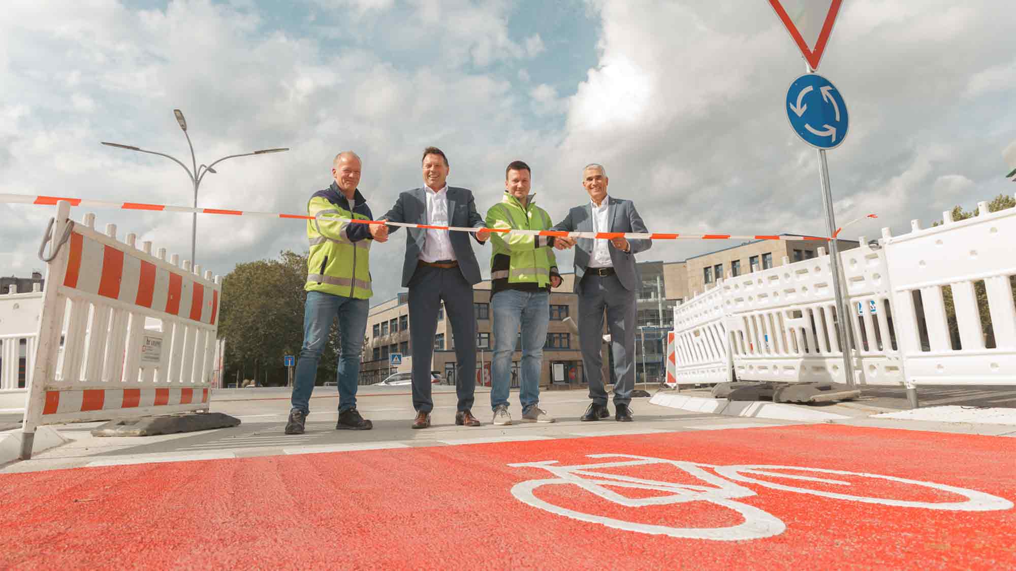 Kreisverkehr an der Elisabethstraße fertig – Stadt Detmold stellt dritte Straßenbaustelle in Folge pünktlich fertig Kreisverkehr an der Elisabethstraße fertig – Stadt Detmold stellt dritte Straßenbaustelle in Folge pünktlich fertig