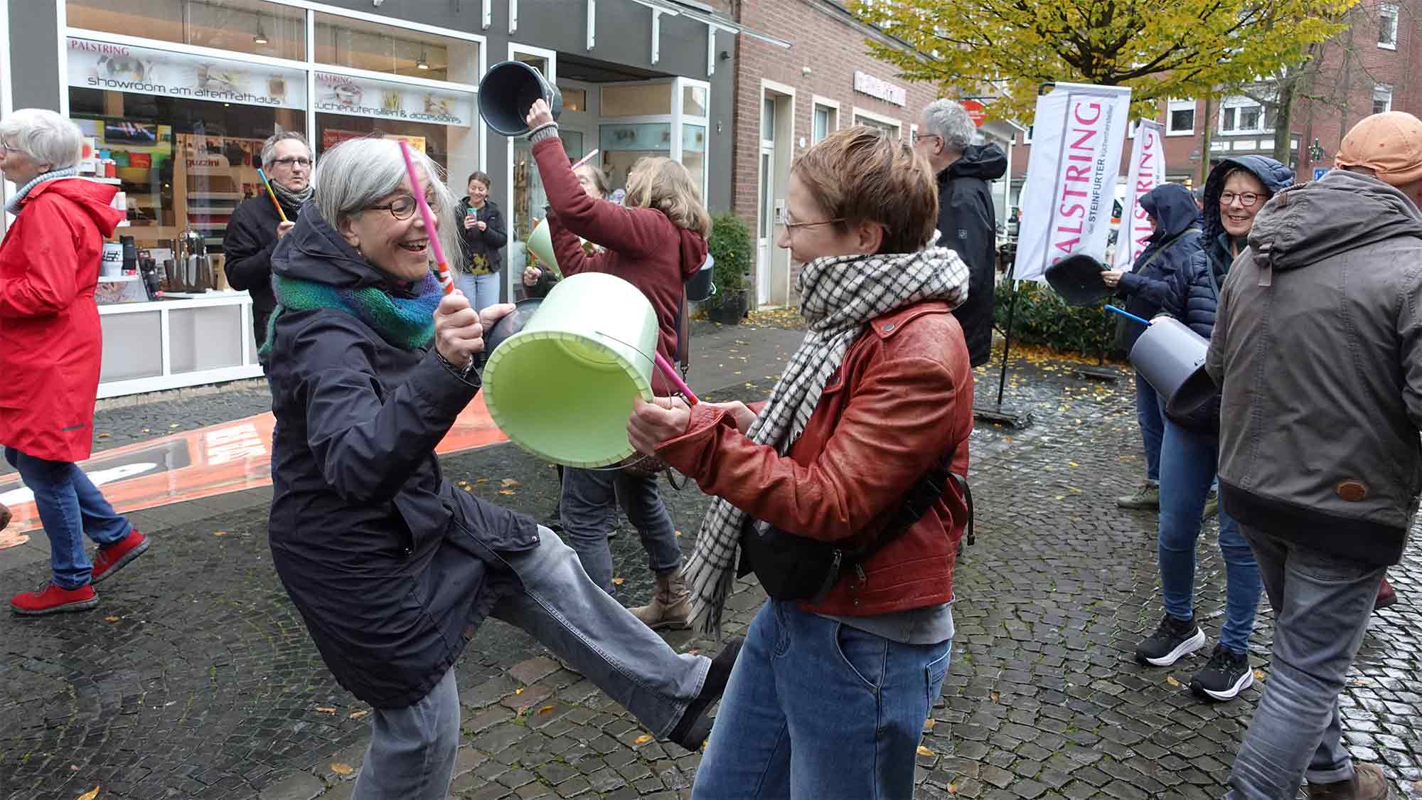 Mitmachen erwünscht – Theaterprojekt für Demokratie in Halle (Westfalen) sucht Teilnehmer Mitmachen erwünscht – Theaterprojekt für Demokratie in Halle (Westfalen) sucht Teilnehmer