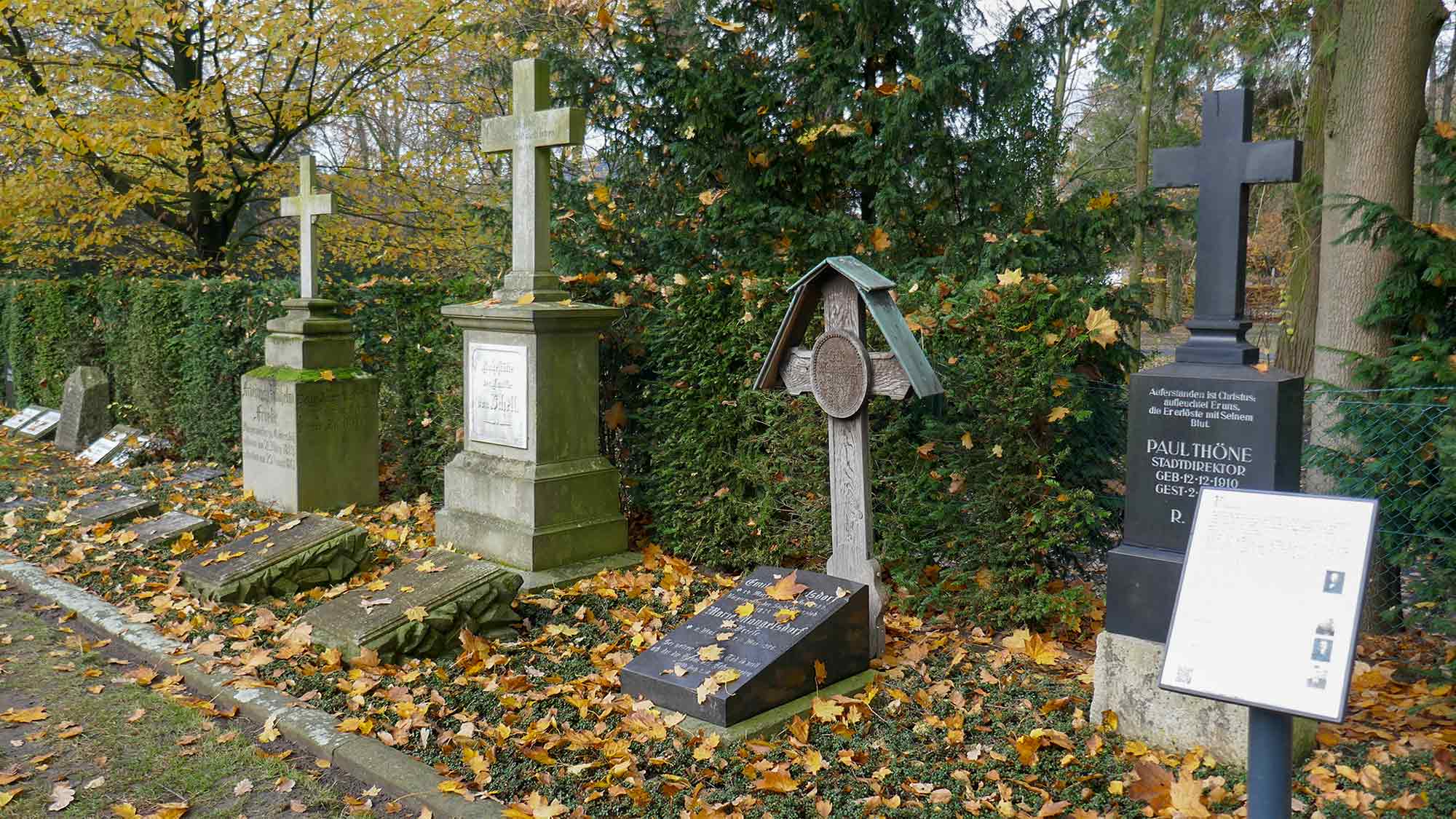 Das Lapidarium auf dem Alten Stadtfriedhof Gütersloh Das Lapidarium auf dem Alten Stadtfriedhof Gütersloh