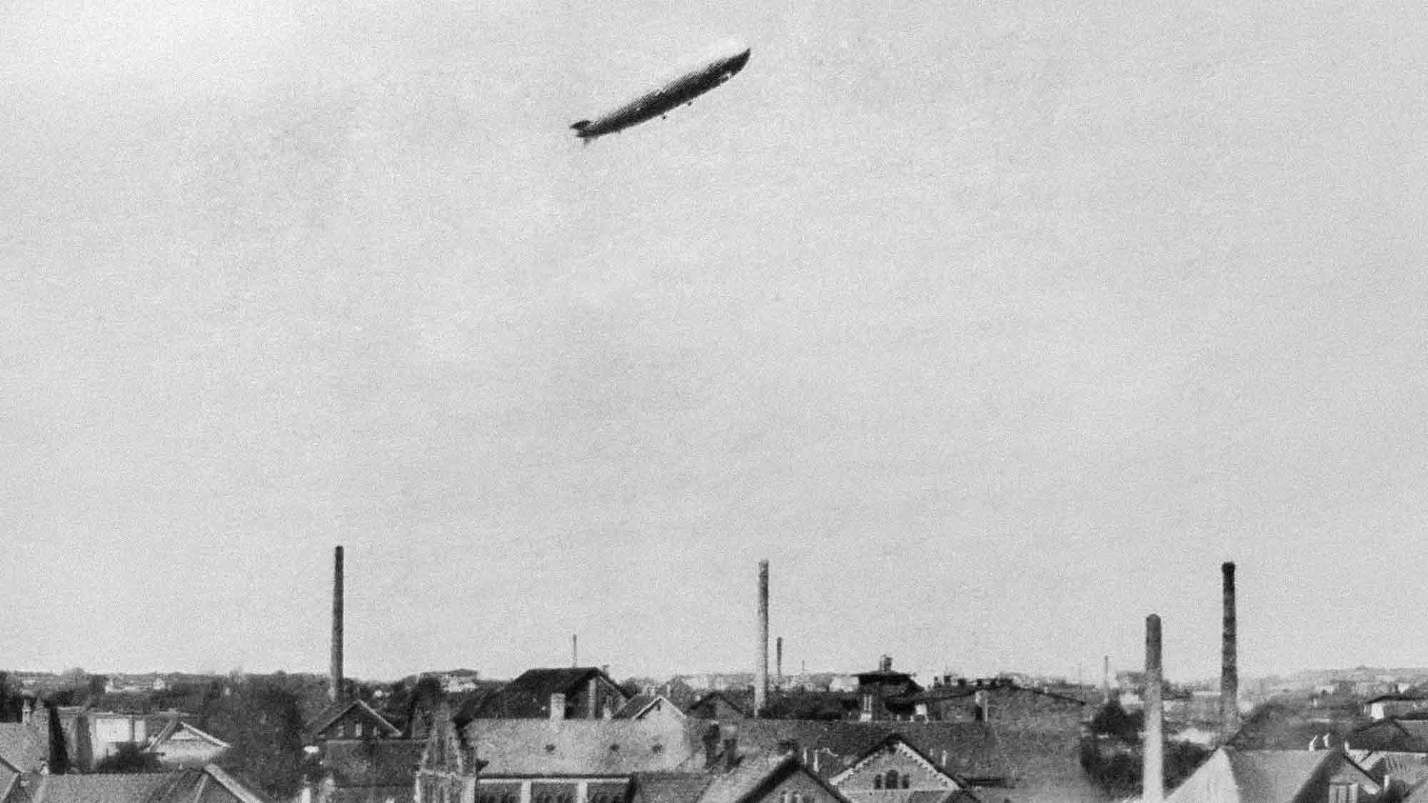 NOW Commons: Zeppelin über Gütersloh (1926), im Vordergrund die Teigwarenfabrik Diestelkamp