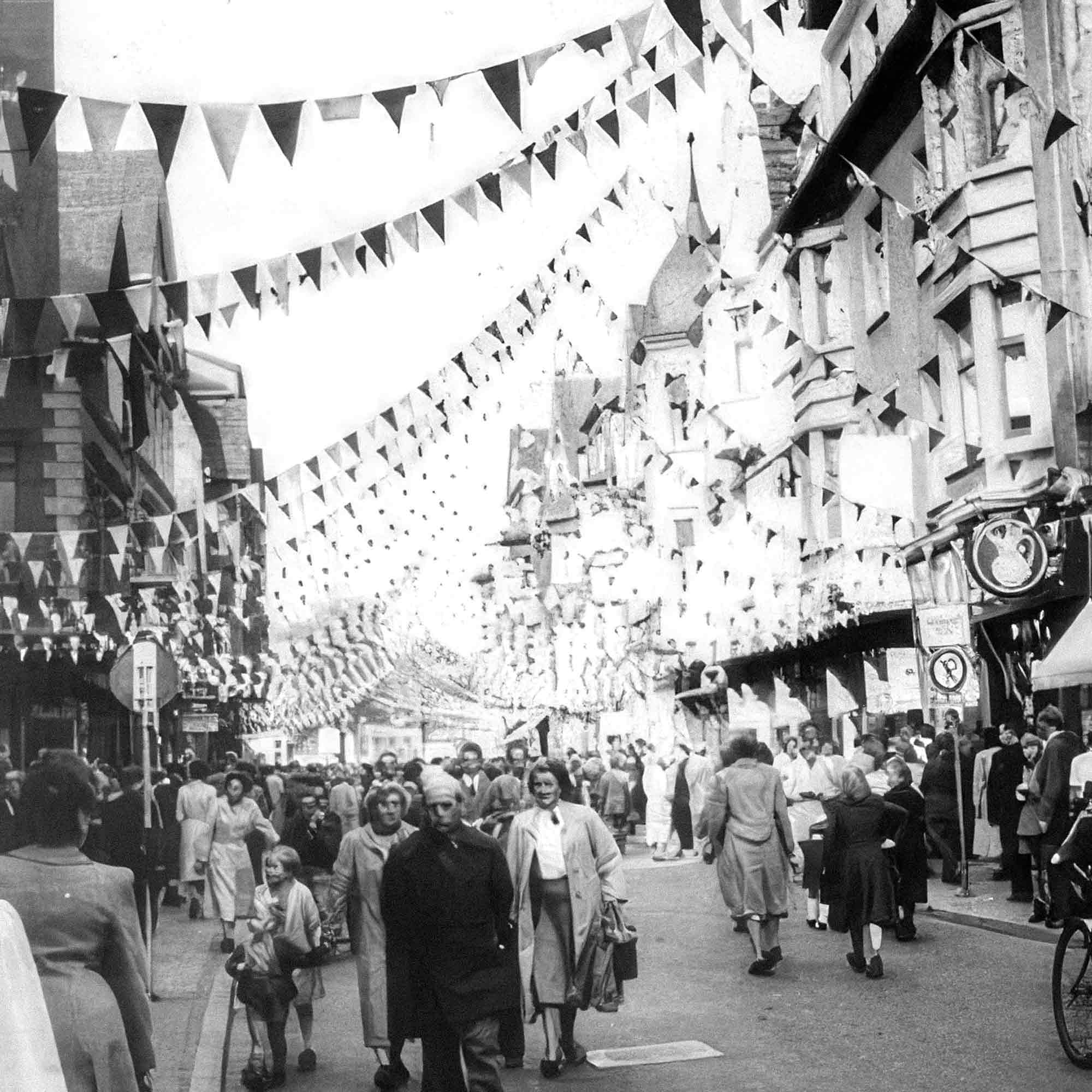 NOW Commons: Michaeliswoche 1953, Berliner Straße mit Fahnenschmuck NOW Commons: Michaeliswoche 1953, Berliner Straße mit Fahnenschmuck