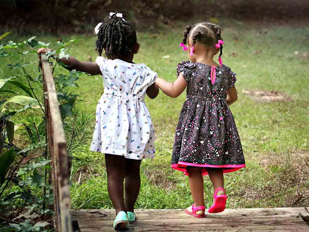 Internationaler Kindertag: »Save the Children« ruft zu Bildung für alle auf – Teenager-Mütter in Uganda kämpfen erfolgreich für Rückkehr zum Unterricht