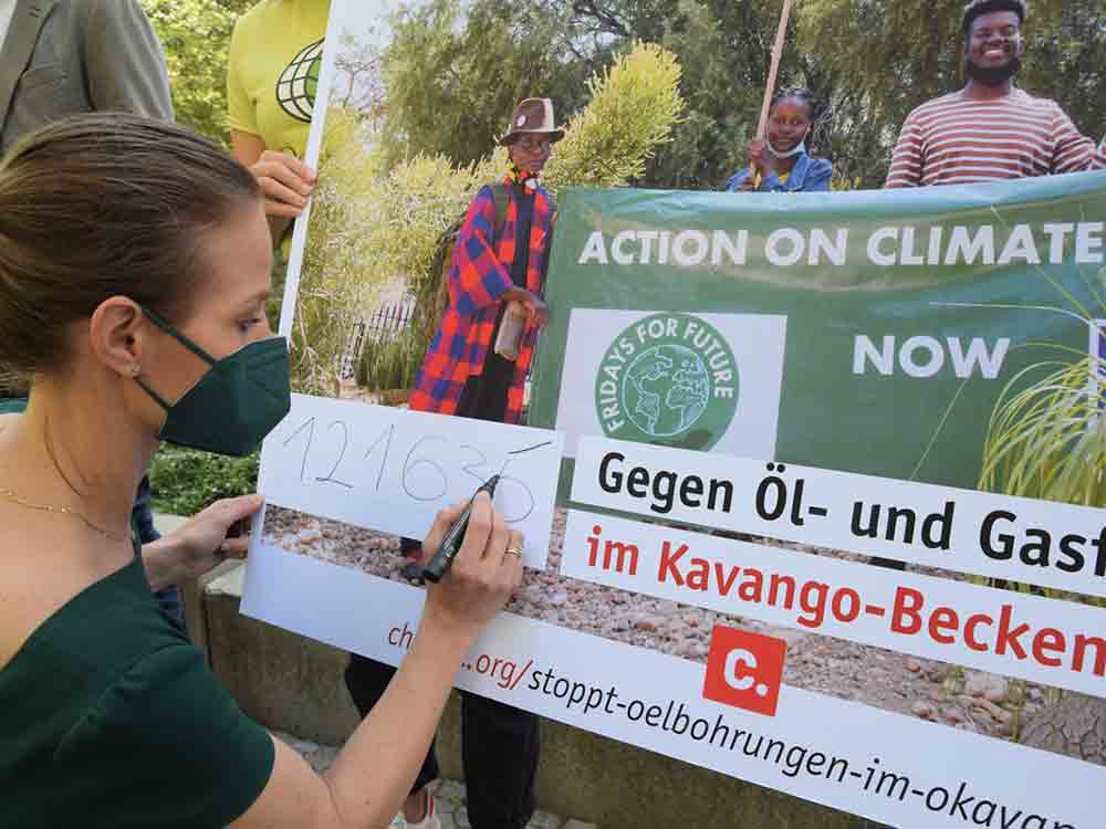 Petition an Entwicklungsministerium übergeben: Mehr als 120.000 Stimmen gegen Pläne zur Öl- und Gasförderung im Kavango-Becken