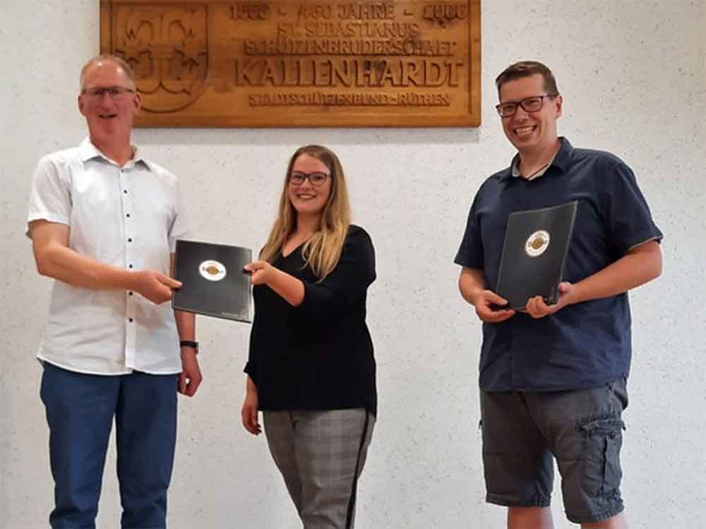 Schützenbruderschaft stößt an – Kallenhardter Schützenverein bleibt der Warsteiner Brauerei treu