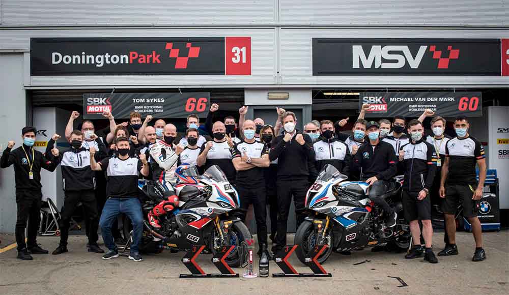 Jubel in Donington Park: BMW-Motorrad-WorldSBK-Team feiert die ersten drei WorldSBK-Podiumsplätze für die neue BMW M 1000 RR