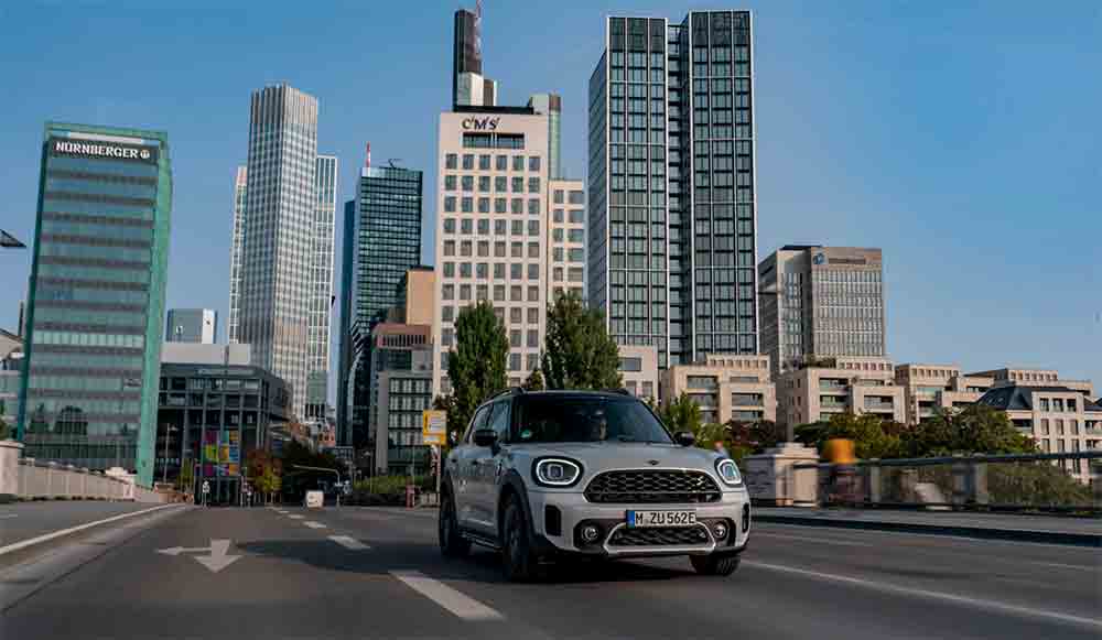 Wo Zahlen zählen: Im »Mini« Cooper SE Countryman All4 durch die Bankenhauptstadt Frankfurt