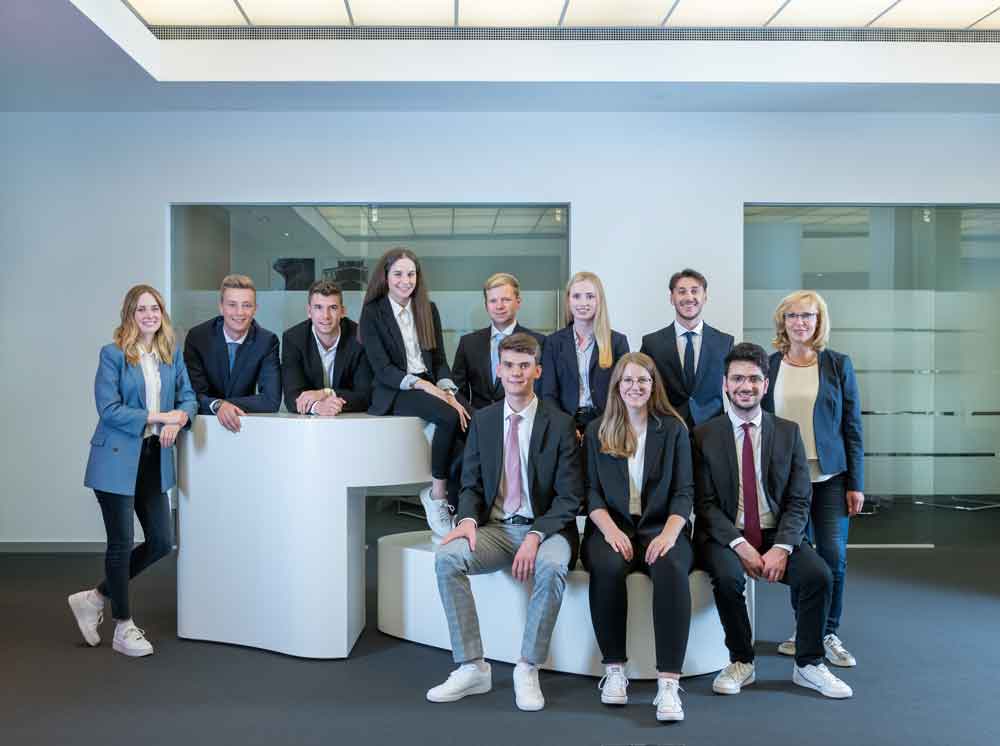 Neun junge Menschen starten ihre Ausbildung bei der Volksbank eG und bei der Volksbank Immobilien GmbH Neun junge Menschen starten ihre Ausbildung bei der Volksbank eG und bei der Volksbank Immobilien GmbH