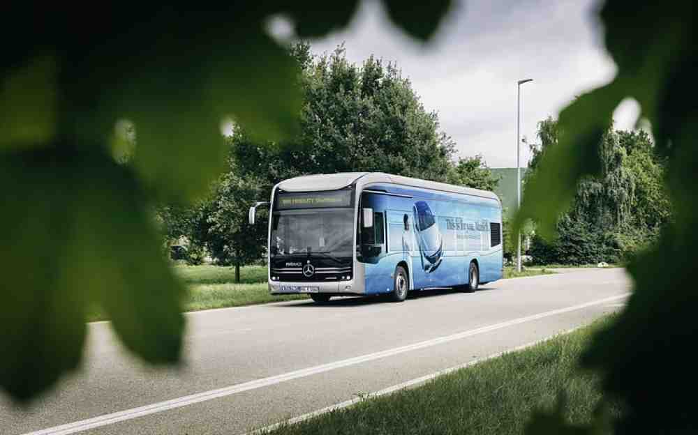 Unterwegs auf der »Blue Lane«: Vier vollelektrisch angetriebene Mercedes-Benz »eCitaro« übernehmen die Shuttlefahrten auf der »IAA Mobility« 2021 Unterwegs auf der »Blue Lane«: Vier vollelektrisch angetriebene Mercedes-Benz »eCitaro« übernehmen die Shuttlefahrten auf der »IAA Mobility« 2021