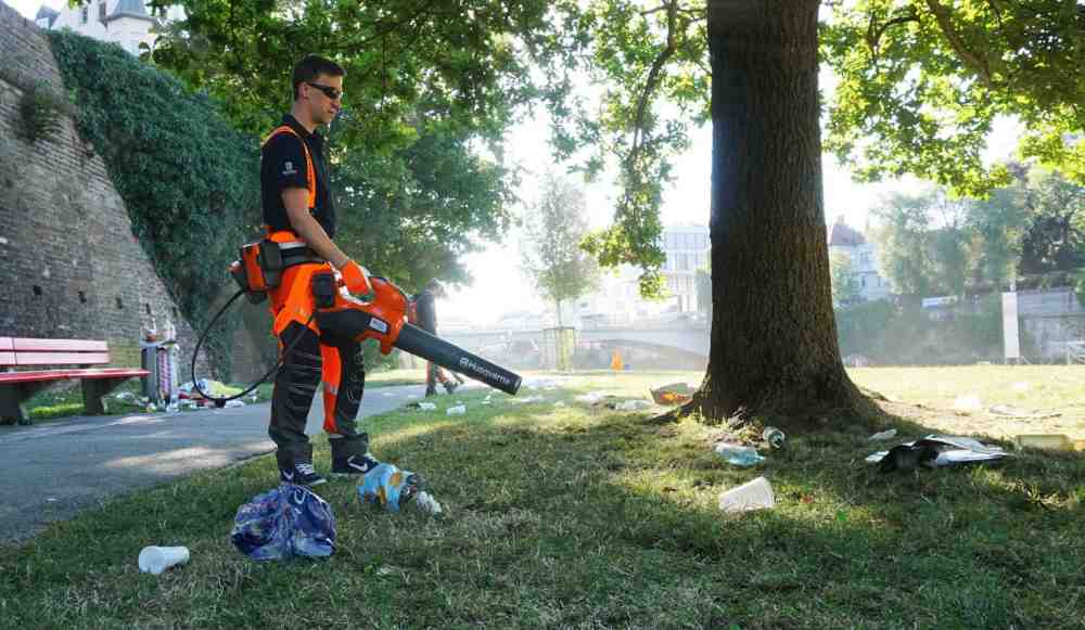 »Husqvarna Loves Parks«: Mitarbeiter unterstützen die Stadtreinigung beim Aufräumen nach dem Schwörmontag »Husqvarna Loves Parks«: Mitarbeiter unterstützen die Stadtreinigung beim Aufräumen nach dem Schwörmontag