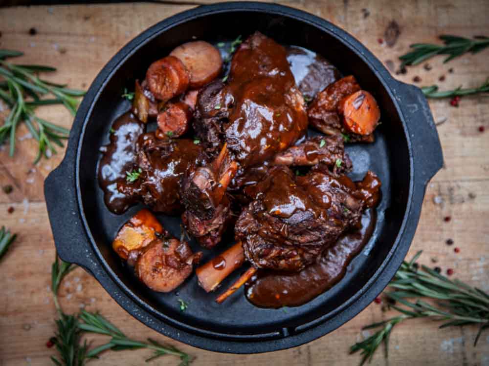 Rezepte für Gütersloh: Grillgenuss im Herbst – Wildhaxen aus dem »Grillfürst«-»Dutch Oven« Rezepte für Gütersloh: Grillgenuss im Herbst – Wildhaxen aus dem »Grillfürst«-»Dutch Oven«