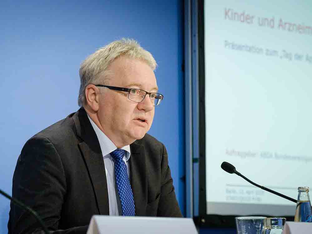 Corona-Pandemie in Europa: Apotheken liefern Impfstoffe, managen Lieferengpässe und treiben Digitalisierung voran Corona-Pandemie in Europa: Apotheken liefern Impfstoffe, managen Lieferengpässe und treiben Digitalisierung voran