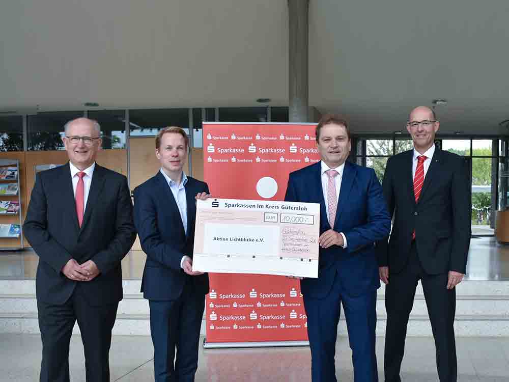 Sparkassen im Kreis Gütersloh unterstützen die »Aktion Lichtblicke« mit einer Spende von 10.000 Euro. Spenden-Gemeinschaftsaktion 2021 Ende Oktober Sparkassen im Kreis Gütersloh unterstützen die »Aktion Lichtblicke« mit einer Spende von 10.000 Euro. Spenden-Gemeinschaftsaktion 2021 Ende Oktober