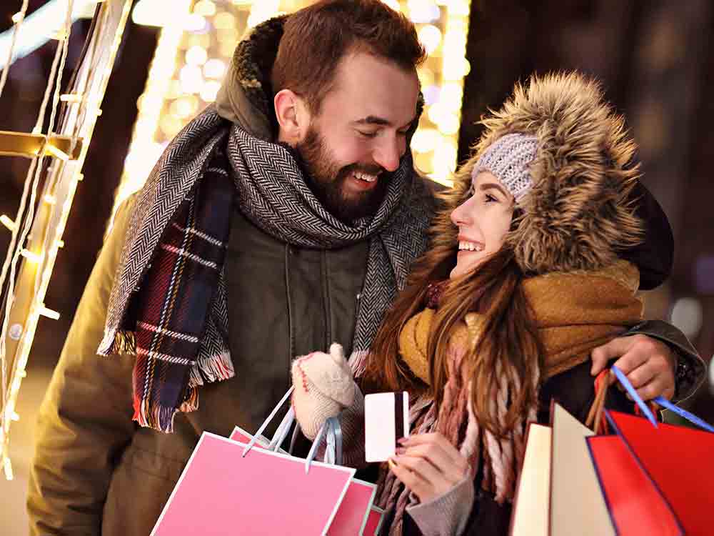 FOM-»VerhaltensRadar«: Weihnachtsstudie zeigt, dass Vorfreude die Sorge vor Stress überwiegt, Ausgaben für Geschenke höher als jemals zuvor FOM-»VerhaltensRadar«: Weihnachtsstudie zeigt, dass Vorfreude die Sorge vor Stress überwiegt, Ausgaben für Geschenke höher als jemals zuvor