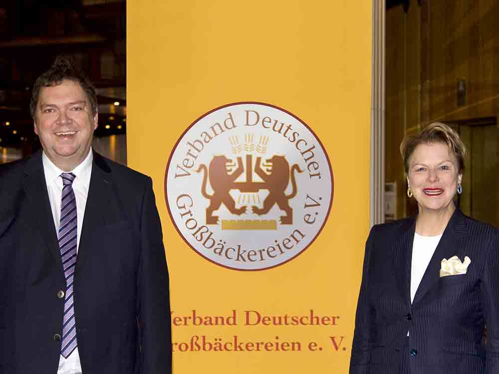 Gütersloh: »Trotz schwieriger Aufgaben sind zufriedene Kunden das Wichtigste«, so Prof. Dr. Ulrike Detmers, Präsidentin Verband Deutscher Großbäckereien Gütersloh: »Trotz schwieriger Aufgaben sind zufriedene Kunden das Wichtigste«, so Prof. Dr. Ulrike Detmers, Präsidentin Verband Deutscher Großbäckereien