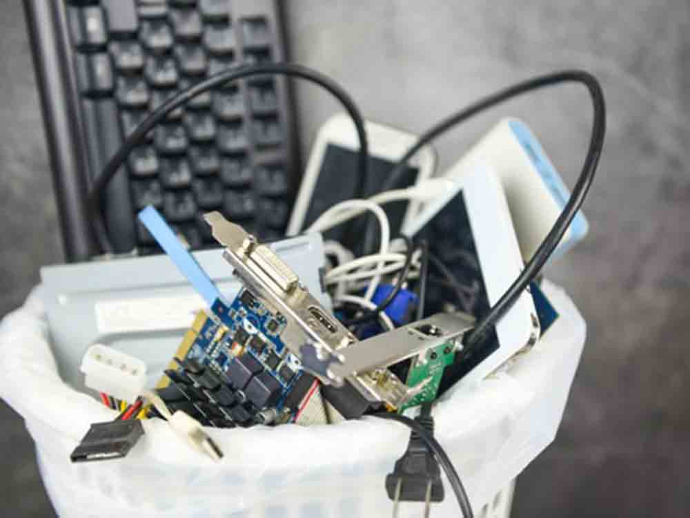 So trennt man sich von ausrangierten Smartphones, Tablets & Co., Verbraucherzentrale NRW gibt Tipps zum Umgang mit Technik-Oldies