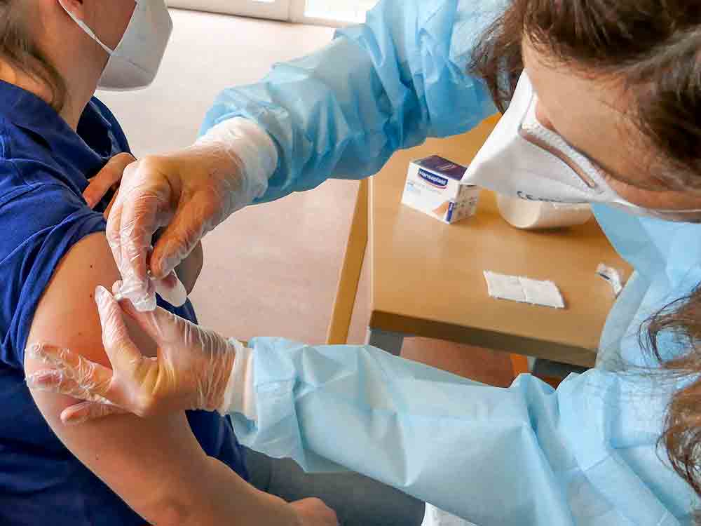 Diakonie Gütersloh organisiert Booster-Impfung, 167 Mitarbeitende und deren Angehörige erhielten Auffrischung Diakonie Gütersloh organisiert Booster-Impfung, 167 Mitarbeitende und deren Angehörige erhielten Auffrischung