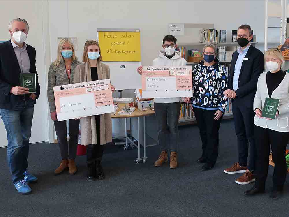 Gütersloh: ein Kochbuch für den guten Zweck, die Schülerfirma »AmazingFoodStyles« spendet Geschäftsgewinn an die »Gütersloher Tafel« und »pro familia« Gütersloh: ein Kochbuch für den guten Zweck, die Schülerfirma »AmazingFoodStyles« spendet Geschäftsgewinn an die »Gütersloher Tafel« und »pro familia«