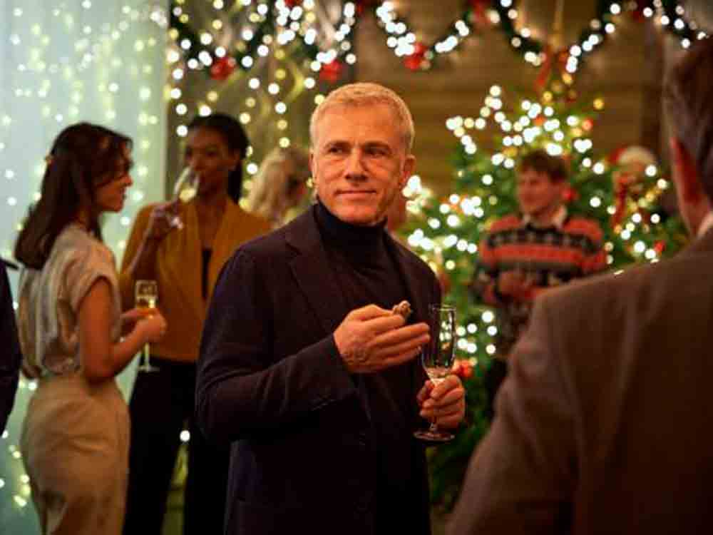 Der BMW Weihnachtsfilm mit Starbesetzung: Christoph Waltz flieht vor Weihnachten und trifft auf Oliver Zipse und den BMW »iX« Der BMW Weihnachtsfilm mit Starbesetzung: Christoph Waltz flieht vor Weihnachten und trifft auf Oliver Zipse und den BMW »iX«