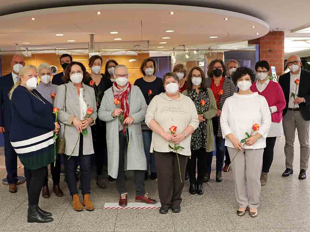 Gütersloh:
Langjährige Liebe zum Beruf
Sankt Elisabeth Hospital ehrt seine Jubilare beim Patronatsfest Gütersloh:
Langjährige Liebe zum Beruf
Sankt Elisabeth Hospital ehrt seine Jubilare beim Patronatsfest