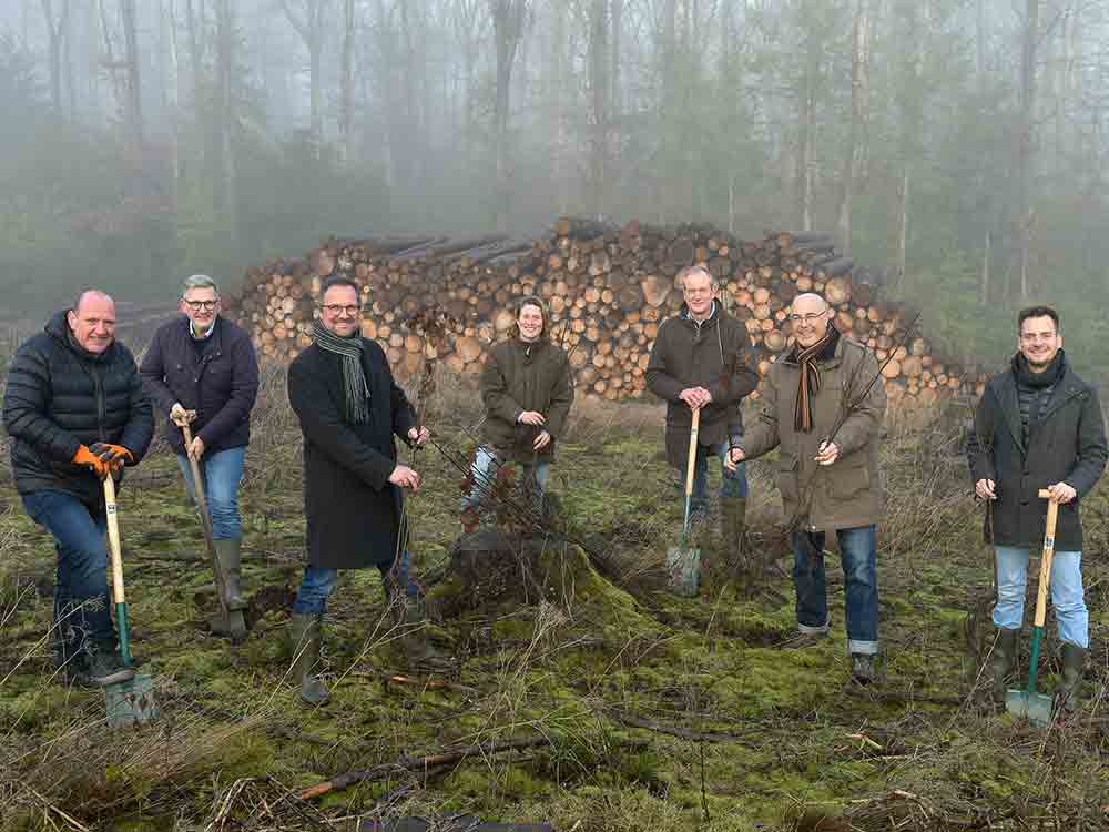 1.200.000 Blatt Papier gespart und 10.000 Bäume gepflanzt, Pflanzaktionen in Kaltenkirchen und Warstein 1.200.000 Blatt Papier gespart und 10.000 Bäume gepflanzt, Pflanzaktionen in Kaltenkirchen und Warstein