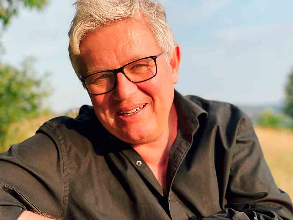 Anzeige: Lesetipps: »Spiegel« Bestsellerautor Janne Mommsen, »Ein Fest im kleinen Friesencafé«, online bestellen Anzeige: Lesetipps: »Spiegel« Bestsellerautor Janne Mommsen, »Ein Fest im kleinen Friesencafé«, online bestellen