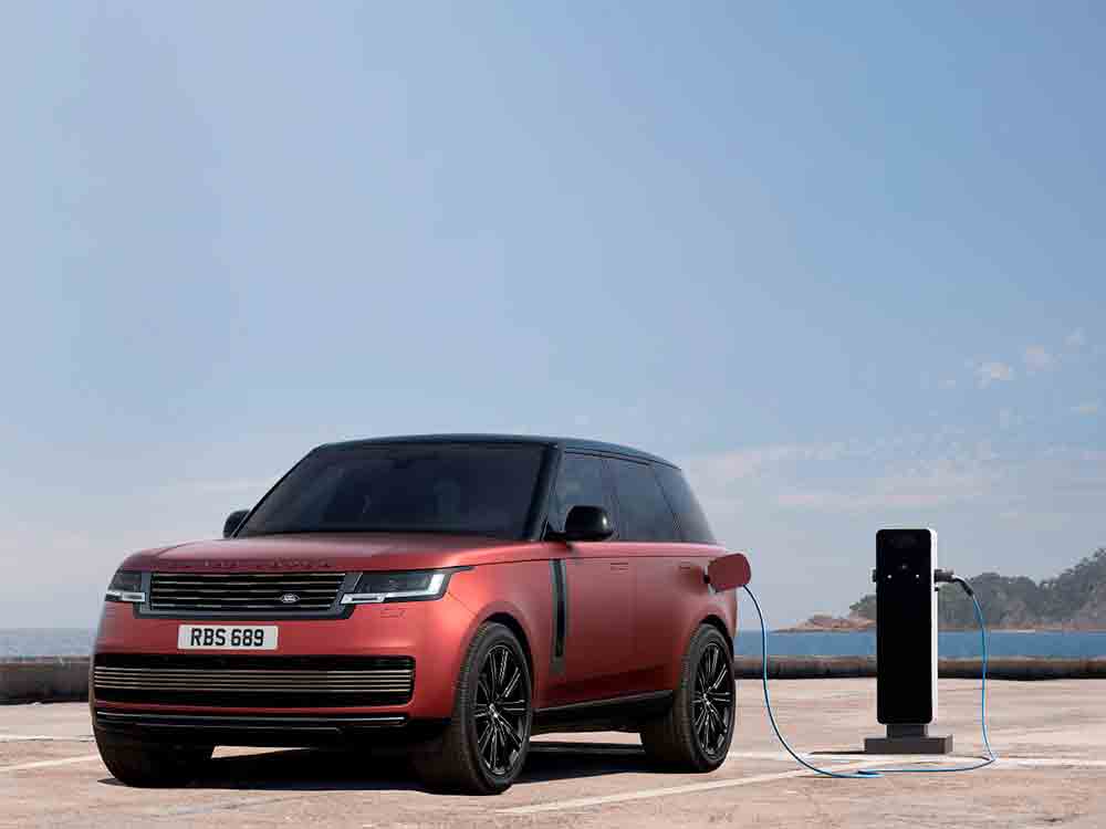 Spitzenmodell Range Rover SV und effiziente Plug-in Hybride: Land Rover ergänzt den neuen Range Rover mit besonders nachhaltigen und luxuriösen Varianten Spitzenmodell Range Rover SV und effiziente Plug-in Hybride: Land Rover ergänzt den neuen Range Rover mit besonders nachhaltigen und luxuriösen Varianten