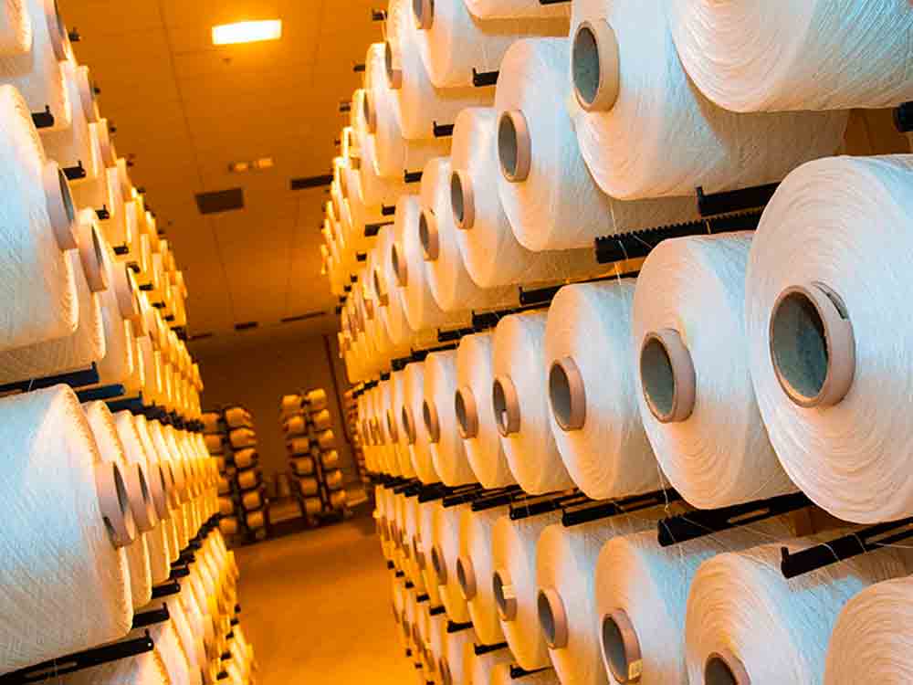 SALD liefert Technofasern für neue Textilien, SALD CEO Frank Verhage: »Atomare Beschichtungen geben Fasern völlig neue Eigenschaften.« SALD liefert Technofasern für neue Textilien, SALD CEO Frank Verhage: »Atomare Beschichtungen geben Fasern völlig neue Eigenschaften.«