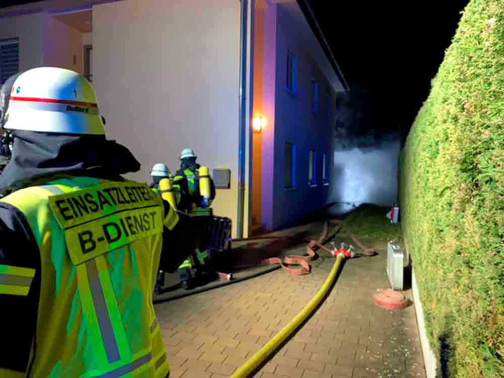 Freiwillige Feuerwehr Bad Salzuflen, zwei Holzschuppen brennen vollständig aus, Feuerwehr ist mit 40 Einsatzkräften am Hoffmannsgelände Freiwillige Feuerwehr Bad Salzuflen, zwei Holzschuppen brennen vollständig aus, Feuerwehr ist mit 40 Einsatzkräften am Hoffmannsgelände