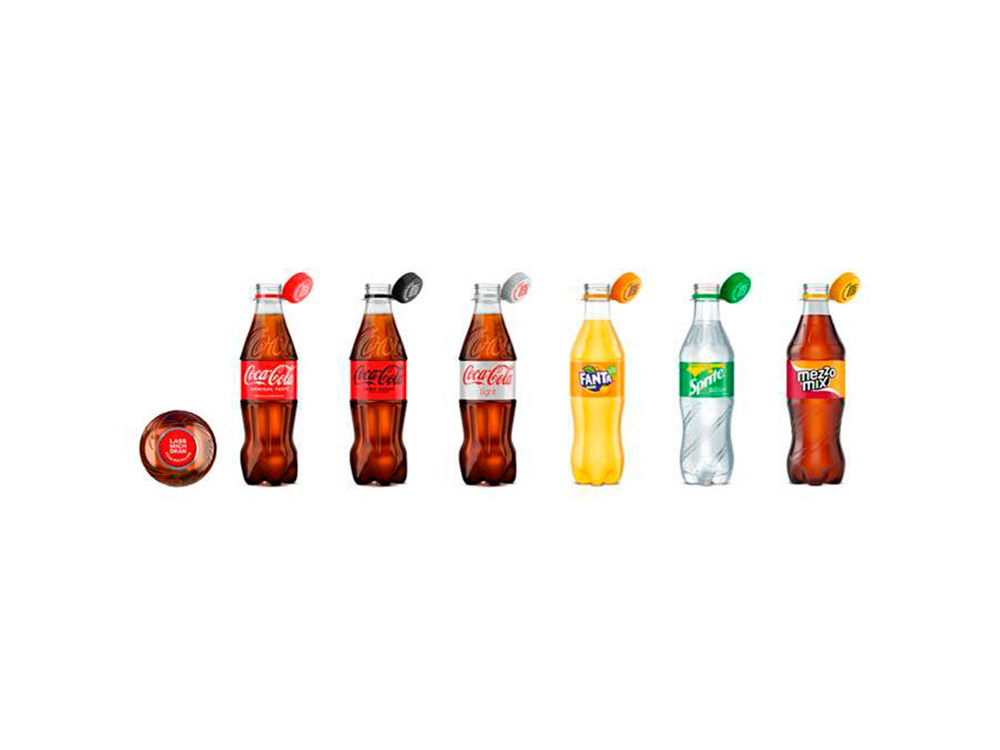 Deckel und Flasche: Jetzt unzertrennlich – Coca-Cola stellt Verschlüsse von PET-Einwegflaschen für besseres Recycling um Deckel und Flasche: Jetzt unzertrennlich – Coca-Cola stellt Verschlüsse von PET-Einwegflaschen für besseres Recycling um