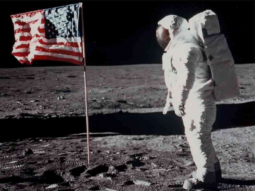 74 original NASA photographs from the space race to the Moon are now up for auction at Bruun Rasmussen on 9 March for a combined value of DKK 1.5 million.