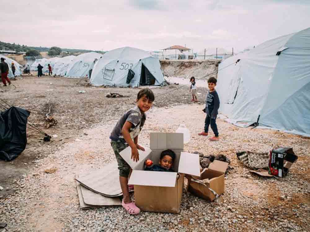 UNO Flüchtlingshilfe: Fotoausstellung, Flüchtlingskinder auf Lesbos, »Manchmal male ich ein Haus für uns« UNO Flüchtlingshilfe: Fotoausstellung, Flüchtlingskinder auf Lesbos, »Manchmal male ich ein Haus für uns«