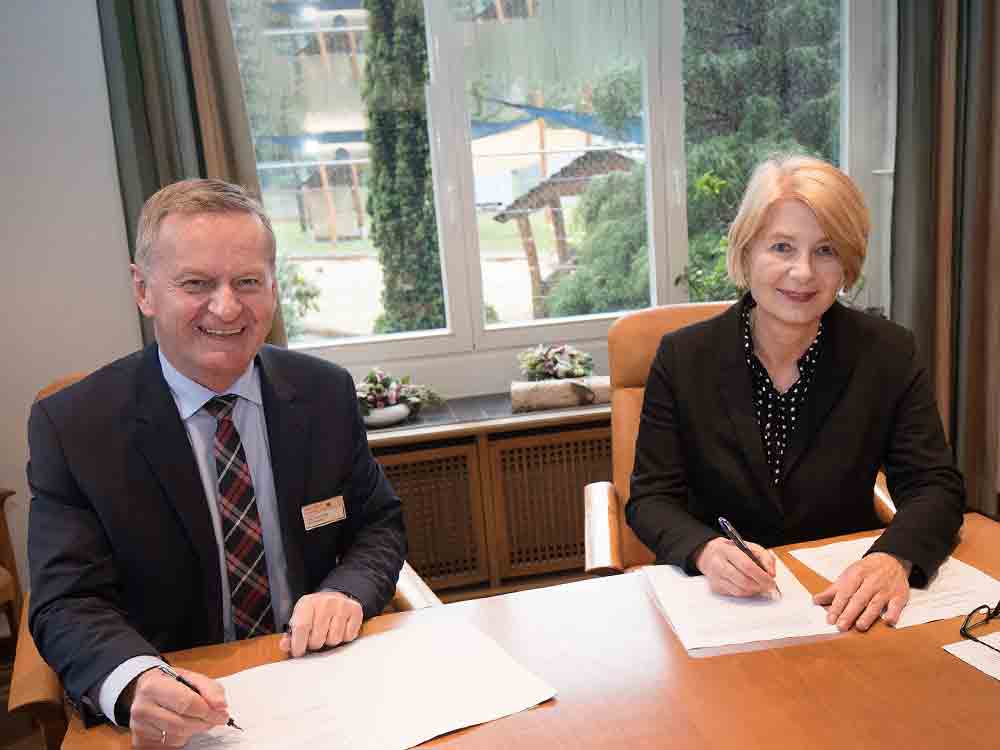 Katholische Hospitalvereinigung Ostwestfalen und Fachhochschule Bielefeld unterzeichnen Kooperationsvertrag Katholische Hospitalvereinigung Ostwestfalen und Fachhochschule Bielefeld unterzeichnen Kooperationsvertrag