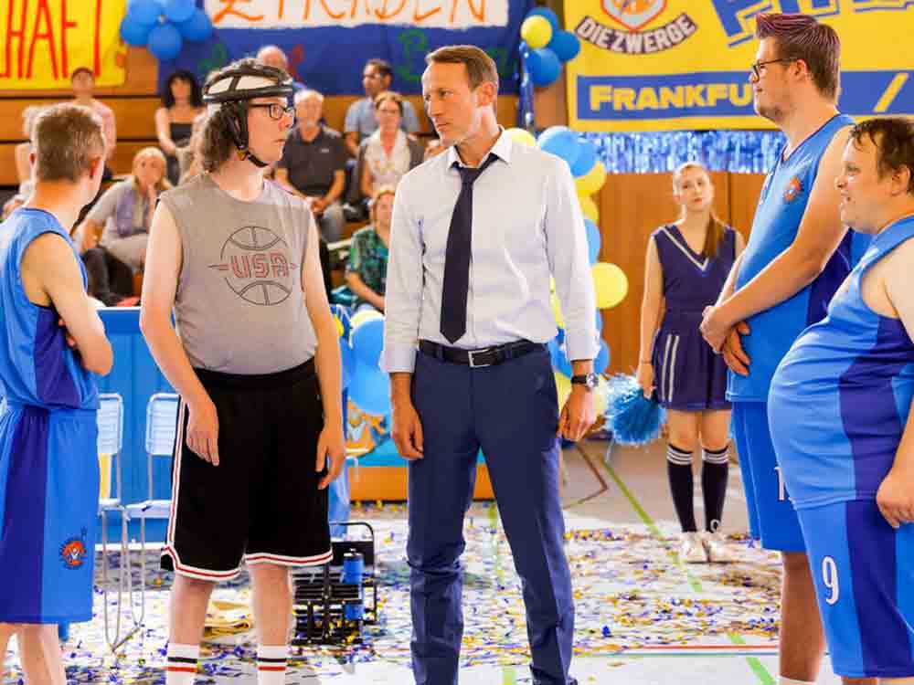 Echte Champions, nicht nur auf dem Parkett, berührende Filmkomödie »Weil wir Champions sind« ab 5. April 2022 auf RTL+ Echte Champions, nicht nur auf dem Parkett, berührende Filmkomödie »Weil wir Champions sind« ab 5. April 2022 auf RTL+
