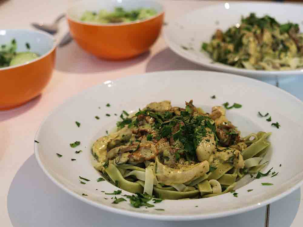 Rezepte für Gütersloh, Puten Sahne Gulasch auf Bandnudeln vom Gütersloher Koch Rezepte für Gütersloh, Puten Sahne Gulasch auf Bandnudeln vom Gütersloher Koch