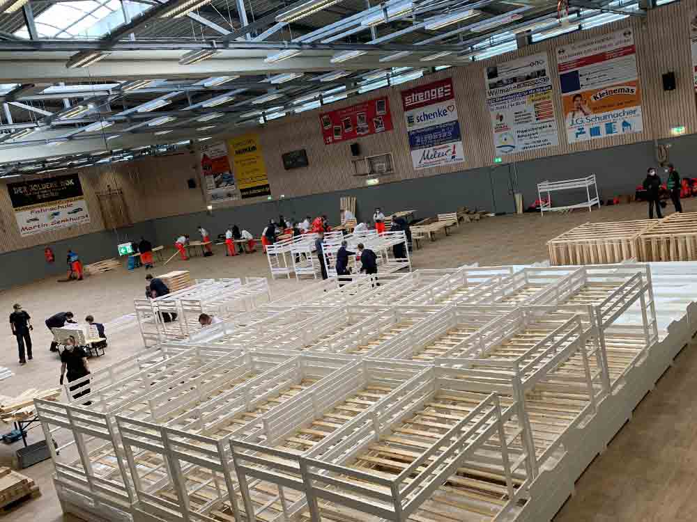 Gütersloh, Sporthallen werden zu Unterkünften, mehr als 100 Kräfte von DRK, Feuerwehr und Freiwillige vom SV Spexard sind im Einsatz Gütersloh, Sporthallen werden zu Unterkünften, mehr als 100 Kräfte von DRK, Feuerwehr und Freiwillige vom SV Spexard sind im Einsatz