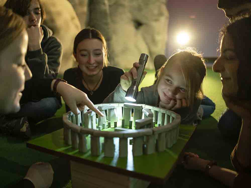 Familiensonntag Stein auf Stein, Schatzsuche durch die Sonderausstellung Stonehenge im LWL Archäologiemuseum
