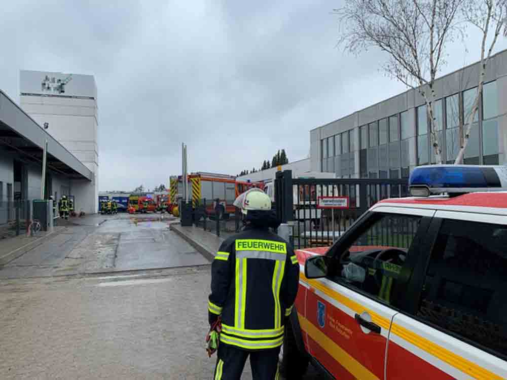 Freiwillige Feuerwehr Bad Salzuflen, 9 Betroffene nach Brand in Fertigungshalle, Produktionsteile fangen im Bad Salzufler Ortsteil Schötmar Feuer Freiwillige Feuerwehr Bad Salzuflen, 9 Betroffene nach Brand in Fertigungshalle, Produktionsteile fangen im Bad Salzufler Ortsteil Schötmar Feuer