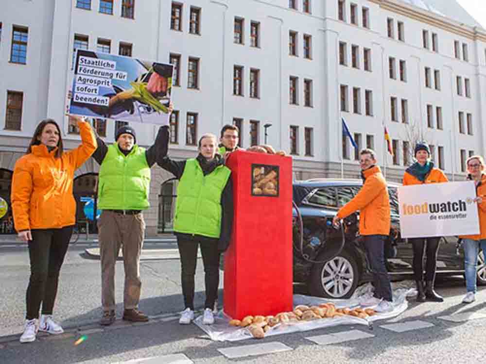 »Kein Essen mehr in den Tank«, Foodwatch und Deutsche Umwelthilfe fordern Ende der staatlichen Förderung von Agrokraftstoffen, Protestaktion vor Umweltministerium »Kein Essen mehr in den Tank«, Foodwatch und Deutsche Umwelthilfe fordern Ende der staatlichen Förderung von Agrokraftstoffen, Protestaktion vor Umweltministerium