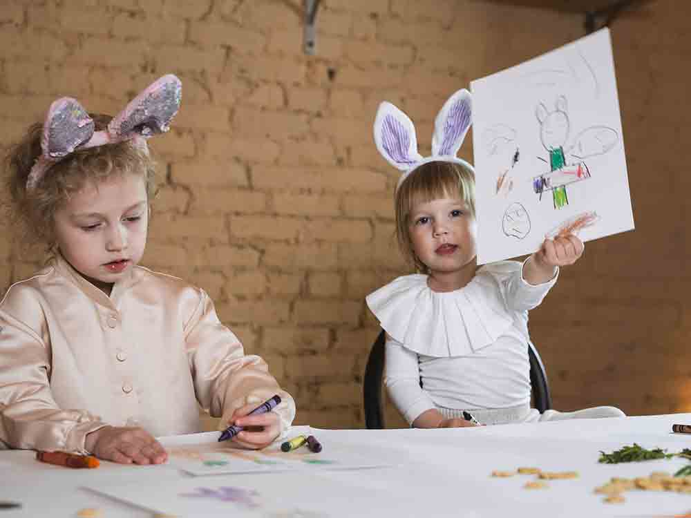 Gütersloh, Bastelaktion auf dem Kolbeplatz, Osterkörbchen, Süßigkeiten, Spaß für die ganze Familie am 14. April 2022
