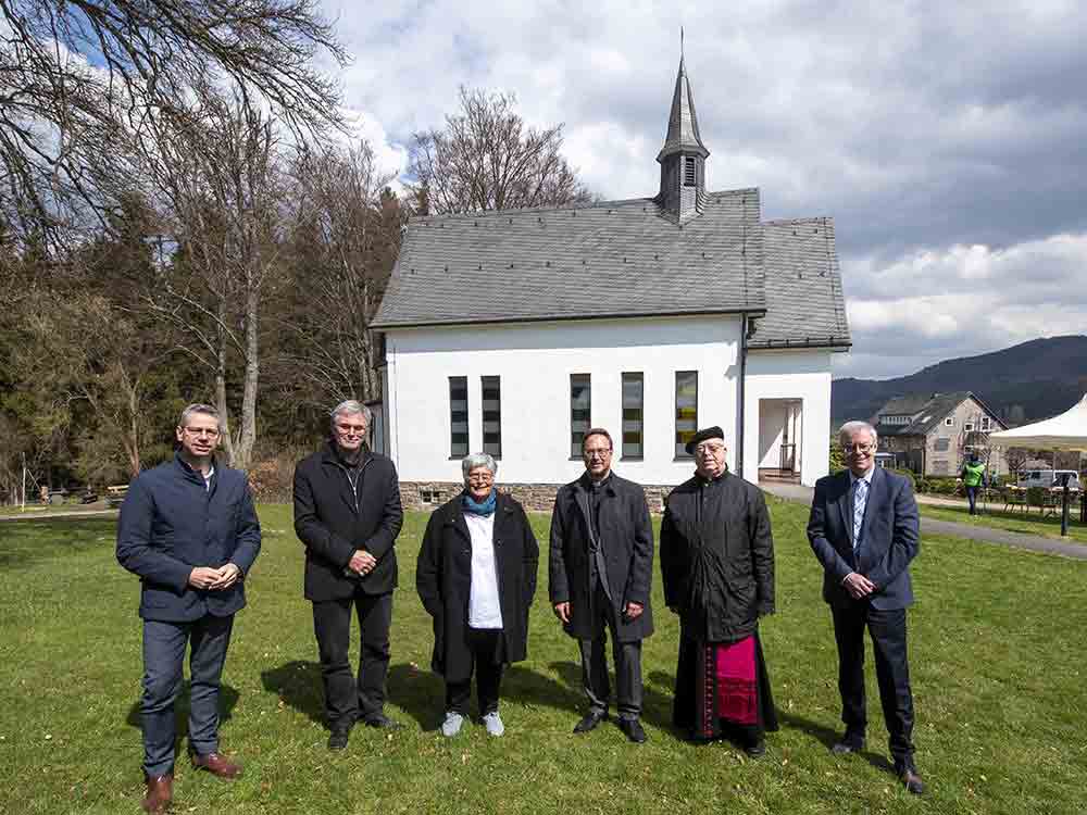 Ein wahrer »Seelenort«, Erzbischof Becker, neu gestaltete Kapelle, Bildungs und Exerzitienhaus Sankt Bonifatius Ein wahrer »Seelenort«, Erzbischof Becker, neu gestaltete Kapelle, Bildungs und Exerzitienhaus Sankt Bonifatius