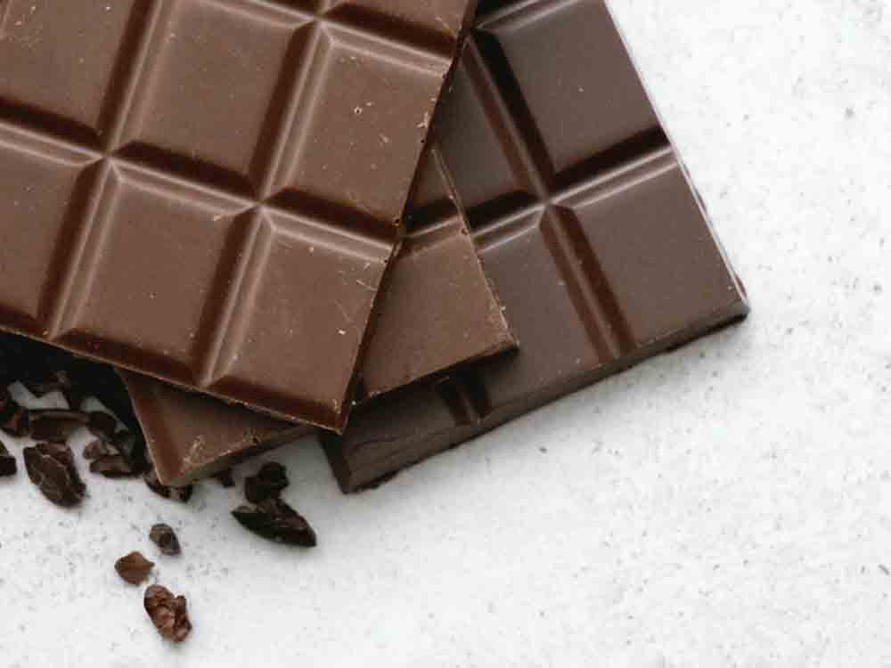 Wieviel Schokolade ist gesund? Studien preisen den süßen Genuss als gesund an, Apotheken Umschau zeigt, was hinter den Versprechen steckt Wieviel Schokolade ist gesund? Studien preisen den süßen Genuss als gesund an, Apotheken Umschau zeigt, was hinter den Versprechen steckt