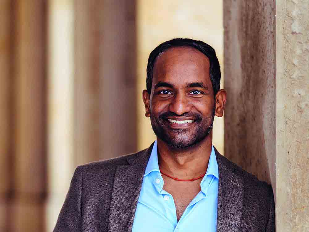 KGB Langenberg, Lesung, Spiegel Bestseller Autor R. Umes Arunagiriathan, »Grundfarbe Deutsch«, 10. Mai 2022
Foto: Asja Caspari KGB Langenberg, Lesung, Spiegel Bestseller Autor R. Umes Arunagiriathan, »Grundfarbe Deutsch«, 10. Mai 2022
Foto: Asja Caspari