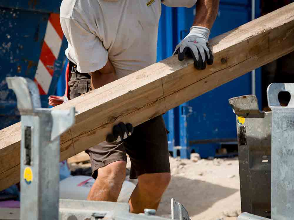 Einkommen deutlich gestiegen, 4.400 Bau Beschäftigte im Kreis, Lohn Plus für Bauarbeiter im Kreis Gütersloh, »Jetzt Tarif Check machen« Einkommen deutlich gestiegen, 4.400 Bau Beschäftigte im Kreis, Lohn Plus für Bauarbeiter im Kreis Gütersloh, »Jetzt Tarif Check machen«